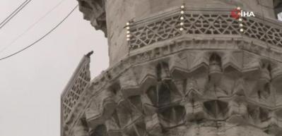 S&uuml;leymaniye Camii&rsquo;nin şerefesinden par&ccedil;a koptu