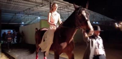 &Uuml;nl&uuml; model Şebnem Schaefer podyuma atla giriş yaptı!