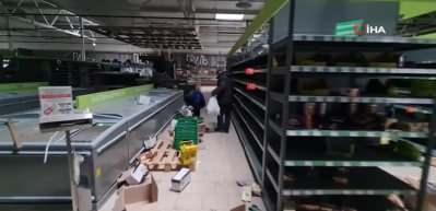  Bucha sakinleri Rus saldırılarının hedefi olan markette bozulmamış &uuml;r&uuml;n aradı