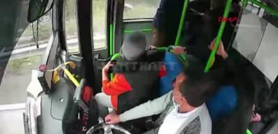 Halk otob&uuml;s&uuml;nde fenalaşan gen&ccedil; kızı şof&ouml;r hastaneye yetiştirdi