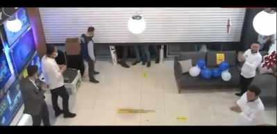 Ankara'da indirimli iPhone izdihamı! Birbirlerini ezdiler