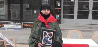 &Ccedil;ocukları PKK'lı ter&ouml;ristlerce ka&ccedil;ırılan aileler HDP &ouml;n&uuml;ndeki eylemini s&uuml;rd&uuml;rd&uuml;