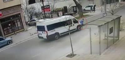 K&ouml;peklerden ka&ccedil;an &ccedil;ocuğa minib&uuml;s &ccedil;arptı!