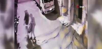  Motosiklet hırsızlarına ilgin&ccedil; m&uuml;dahale... Hırsızların kafasına tabak fırlatarak motosikleti b&ouml;yle kurtardı