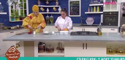 Pamuk gibi yumuşacık &ccedil;i&ccedil;ekli kek nasıl yapılır? 