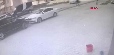 6'ncı kattan d&uuml;şen &ccedil;ocuğu bacağı ile kurtardı