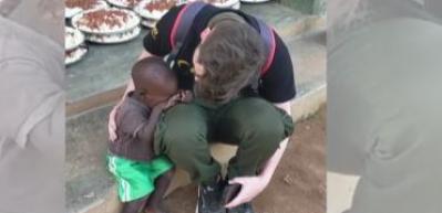 Afrikalı &ccedil;ocuğun ağladığı anlar y&uuml;rekleri yaktı!