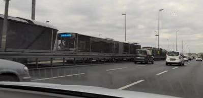 Arızalanan metrob&uuml;s yoğunluğa neden oldu