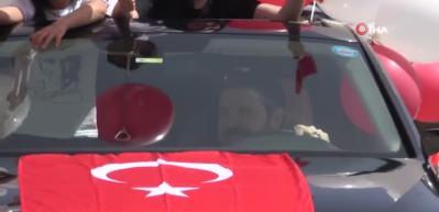 Başkan Sayan&rsquo;ın makam aracına binen &ccedil;ocuklar 23 Nisan&rsquo;ın tadını &ccedil;ıkardı
