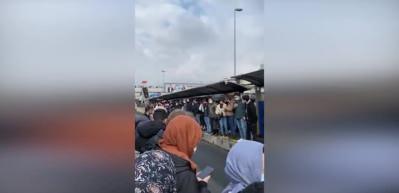 İstanbul'da arızalanan metrob&uuml;s yoğunluğa neden oldu