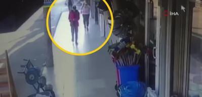 Kadın konuşurken telefonunu &ccedil;aldı