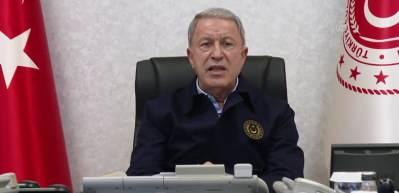 Pen&ccedil;e Kilit Operasyonu"nu komuta kademesiyle Harekat Merkezi'nden y&ouml;neten Hulusi Akar 'Operasyon başarıyla yerine getirilmiştir' dedi