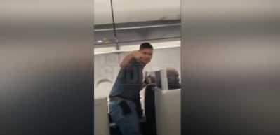 Mike Tyson u&ccedil;aktaki yolcuyu &ouml;ld&uuml;resiye d&ouml;vd&uuml;!