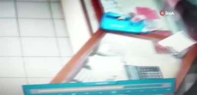 Boş anından yararlandığı kuyumcunun vitrinindeki bileziği &ccedil;alıp ka&ccedil;an hırsız kamerada
