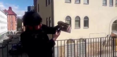 Danimarkalı ırk&ccedil;ı siyaset&ccedil;i Paludan, İsve&ccedil;'te cami &ouml;n&uuml;nde Kur'an-ı Kerim yaktı