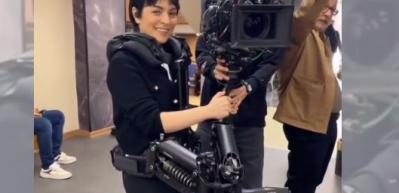 Ezgi Mola'nın kameramanlığa soyunduğu anlar g&uuml;ld&uuml;rd&uuml;