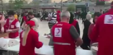 Sinan Ak&ccedil;ıl Kadir Gecesi'nde 1200 kişiye iftar yemeği verdi!