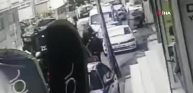 Cani koca karısını parkta bı&ccedil;aklayarak &ouml;ld&uuml;rd&uuml;