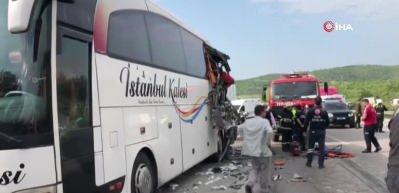 Dehşet kaza: Hafriyat kamyonunun yolcu otob&uuml;s&uuml;ne &ccedil;arpmasıyla 1 kişi &ouml;ld&uuml; 6 kişi yaralandı