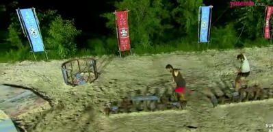 Survivor'da yarışmacılar birbirine girdi! Sunucu avazı &ccedil;ıktığı kadar bağırdı