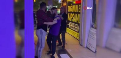İki grup birbirine tekme yumrukla saldırdı! Etraftakiler film izler gibi izlediler