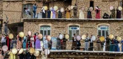 İran’ın Servabad ilçesinin Uraman Taht bölgesindeki bayram ritüeli hayran bıraktı!
