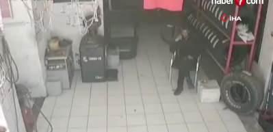 Korkusuz farenin oto lastik&ccedil;iye meydan okuduğu anlar kamerada