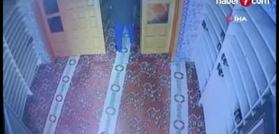 Pes artık! Camide ellerini ovuştura ovuştura ayakkabıları se&ccedil;ip &ccedil;alan yaşlı adam kameralara yakalandı
