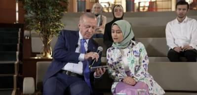 Erdoğan gençlerle Nurullah Genç'in şiirini okudu