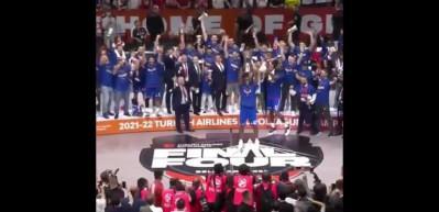 THY Avrupa Ligi şampiyonu Anadolu Efes, kupasını aldı
