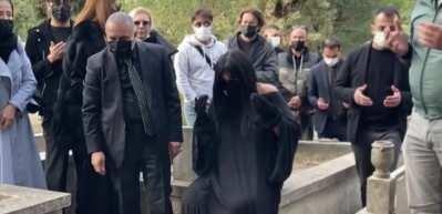 Bülent Ersoy'un mezar başındaki saygısızlığı tepki çekti!