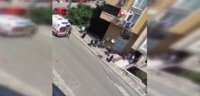 &Uuml;mraniye'de l&uuml;ks cipin bina boşluğuna d&uuml;şt&uuml;ğ&uuml; anlar kamerada