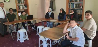 Camide hem Kur'an-ı Kerim hem de yazılım &ouml;ğreniyorlar