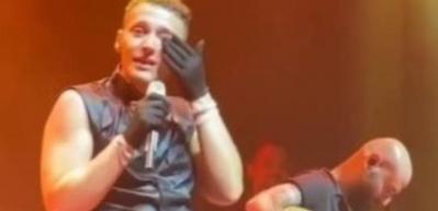 Edis sahnede g&ouml;zyaşlarını tutamadı! Annesinin hastalığını a&ccedil;ıkladı