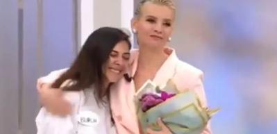 Esra Erol 8 yaşındaki Varol'u buldu! Annesi &ccedil;i&ccedil;ekle teşekk&uuml;r etti