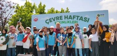 Fatih'te &ccedil;evre dostu &ccedil;ocuklar sokaklardaki atıkları topladı