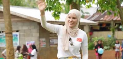 Gamze &Ouml;z&ccedil;elik 'Umuda Koşanlar Derneği' ile yine g&ouml;n&uuml;lleri fethetti!