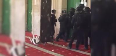 İşgalci İsrail yine şiddete başvurdu! M&uuml;sl&uuml;manları Kıble Mescidi'ne kilitledi