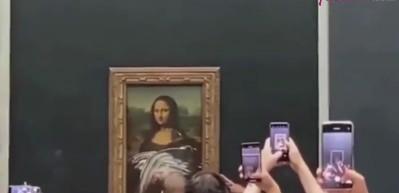 &Uuml;nl&uuml; Mona Lisa tablosunu mahvetti! Tabloya pasta atan adam tarihe acımadı