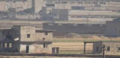 YPG/PKK'nın yeni kamufle taktiği! Rejim bayrağı astılar...