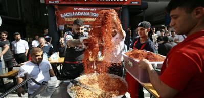 Bayıltan acılı tost! Kafasına su d&ouml;k&uuml;p ayıltmaya &ccedil;alıştılar