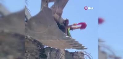 G&ouml;renlerin i&ccedil;ini ısıttı! Enkazın arasından T&uuml;rk bayrağını &ccedil;ıkardı