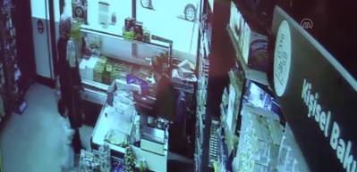 Soluk borusuna şeker ka&ccedil;an minik kızı market&ccedil;i babası kurtardı