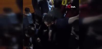 Van&rsquo;da bayılan kadın yolcuyu hastaneye ulaştırdı 