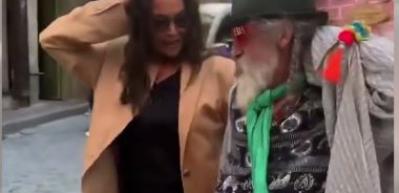 Hülya Avşar yeni şarkısı eşliğinde Balat'ın 'Kozmik Dede'si ile sokakta dans etti