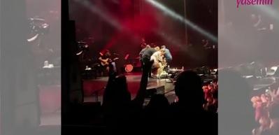Serdar Ortaç sahnede yere kapaklandı!