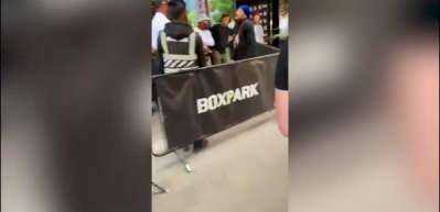 Tek yumruk yetti! Mike Tyson ile D&ouml;v&uuml;şen Julius Francis olay &ccedil;ıkaran kişiyi etkisiz hale getirdi