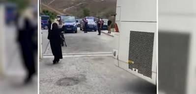 Avukatlar ka&ccedil;ak g&ouml;&ccedil;menleri taşıyan otob&uuml;slerin &ouml;n&uuml;n&uuml; kesti! G&ouml;r&uuml;nt&uuml;ler g&uuml;ndem oldu