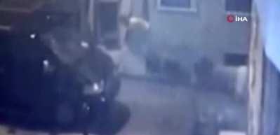 Seyyar satıcılar dehşet sa&ccedil;tı! Yer kavgası b&uuml;y&uuml;d&uuml;, esnafa tekme yumruk, fal&ccedil;atayla saldırıp, kulağını ısırdılar! 