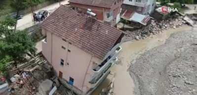 24 yıl &ouml;nceki selde de yan yatan binanın kriko ile d&uuml;zeltildiği ortaya &ccedil;ıktı